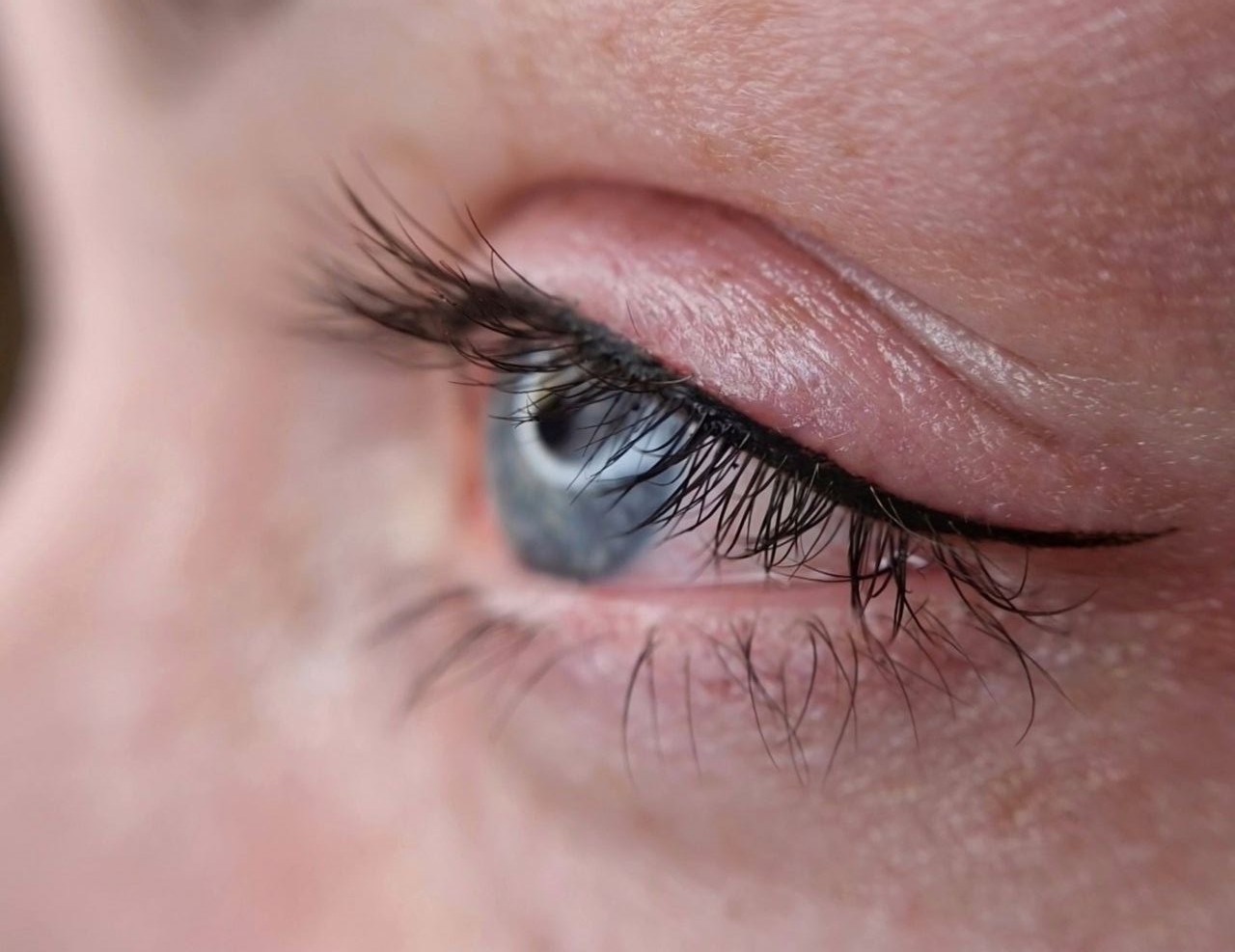 Close-up van een deepliner tussen de wimpers