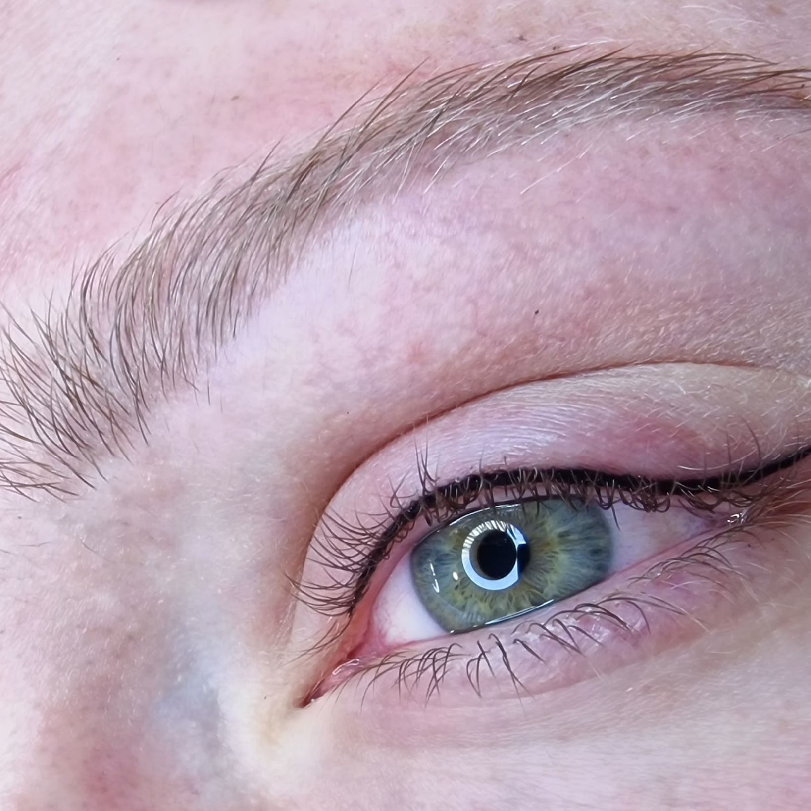 Deepliner tussen de wimpers van een groen oog
