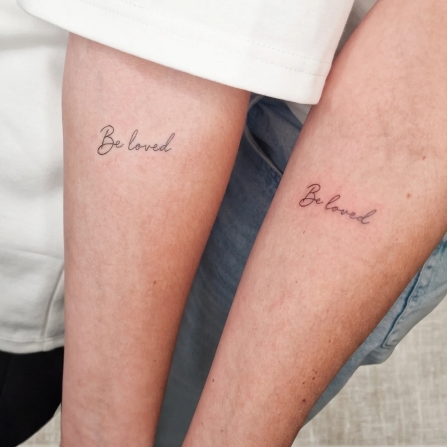 Moeder en dochter tattoo in handschrift: Be loved